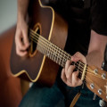 Hoe verschillen een akoestische gitaar en een elektrische gitaar van elkaar?