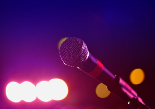 Wat betekent stay tuned for the music en waarom gebruikt men dit zo vaak?