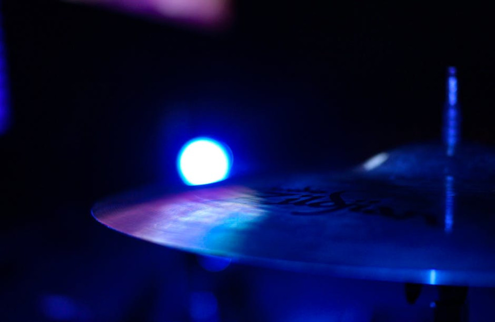 Wat is het verschil tussen een akoestisch en een elektrisch drumstel