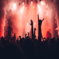 Wat betekent de term 'headliner' bij festivals en concerten?