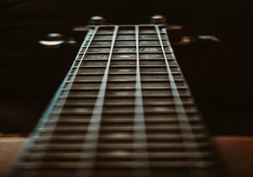 Waarom klinkt mijn gitaar vals, zelfs als hij gestemd is?