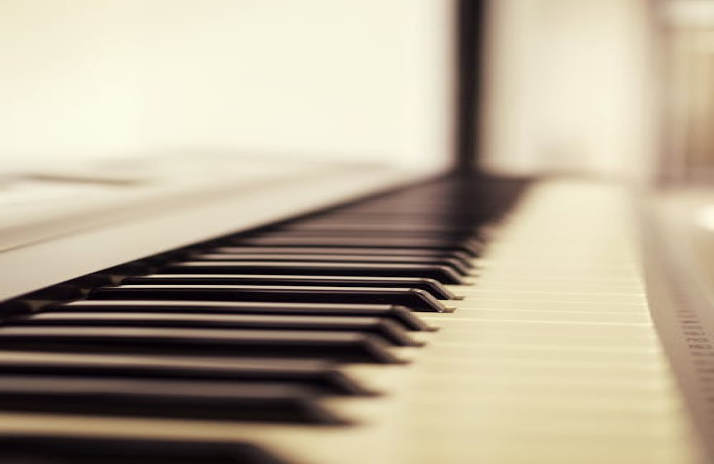 Het is wit en maakt geluid: wat is het? Dit raadsel draait om muziek