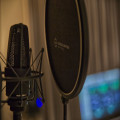 Wat is het verschil tussen de Shure SM7B en de Rode NT1 voor het opnemen van zang thuis?