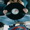 hoe is popmuziek ontstaan en welke artiesten hebben het groot gemaakt?