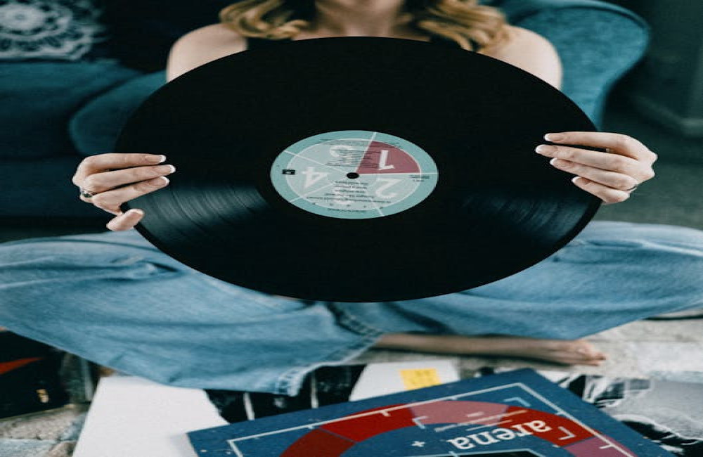 hoe is popmuziek ontstaan en welke artiesten hebben het groot gemaakt?