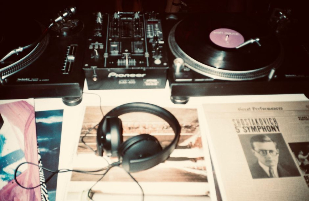 Wat is het verschil tussen de Sennheiser HD 25 en de Audio-Technica ATH-M50x voor dj's?