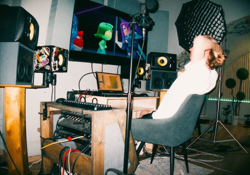 Wat doet een muziekproducer precies en hoe verschilt hij van een songwriter