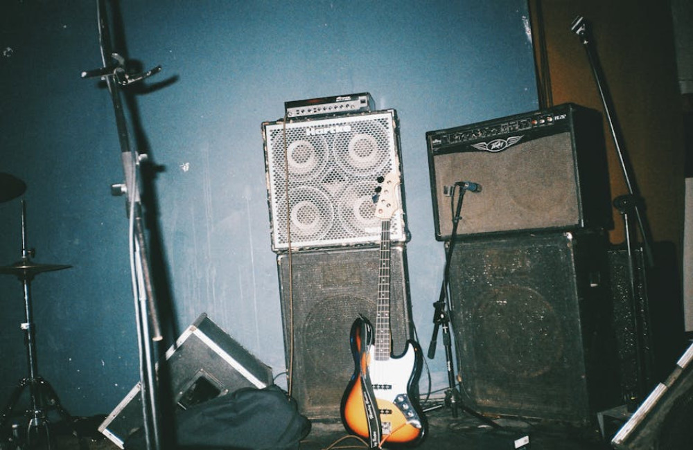 Welke rol speelt de basgitaar in een band en waarom is hij zo belangrijk