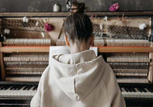 Hoe vaak moet je een piano laten stemmen in een woonkamer met vloerverwarming?