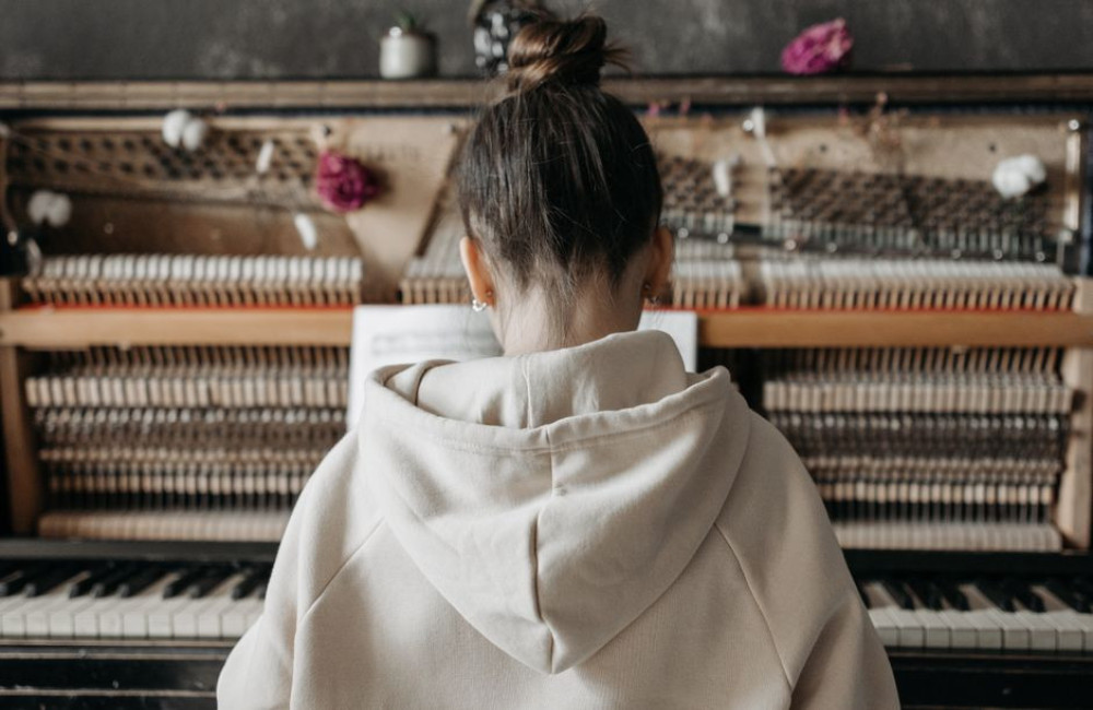 Hoe vaak moet je een piano laten stemmen in een woonkamer met vloerverwarming?