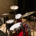 Hoeveel decibel maakt een akoestisch drumstel en helpen dempers in een rijtjeshuis?